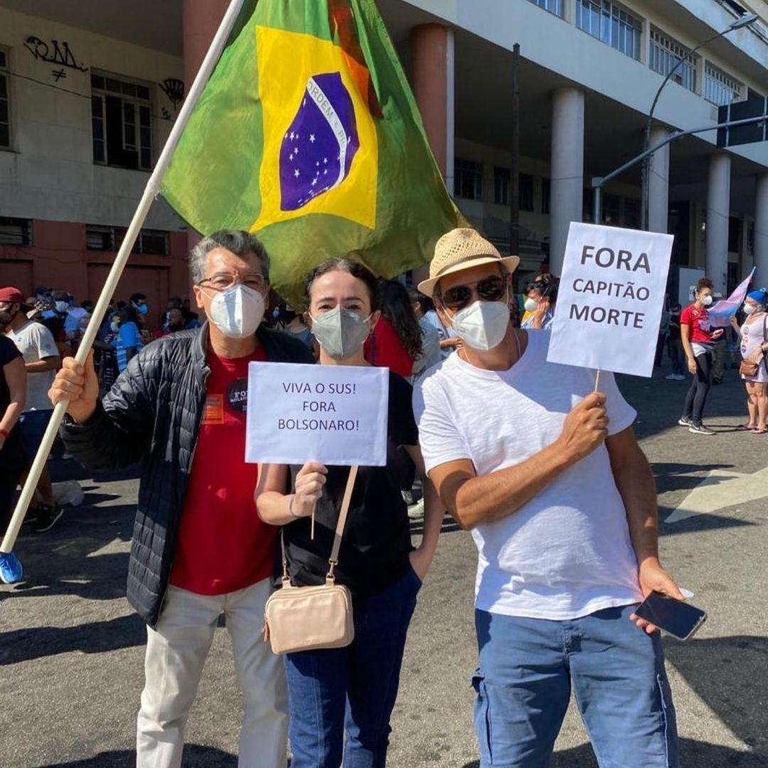 Atriz Silvia Buarque, filha de Marieta Severo e Chico Buarque, posou com Paulo Betti em manifestação - Reprodução/Instagram