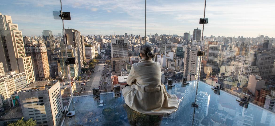 Localizado no prédio mais alto de São Paulo, até então, Sampa Sky oferece vistas panorâmicas de toda a capital paulistana por meio de decks de vidro instalados - Marcelo Justo/UOL
