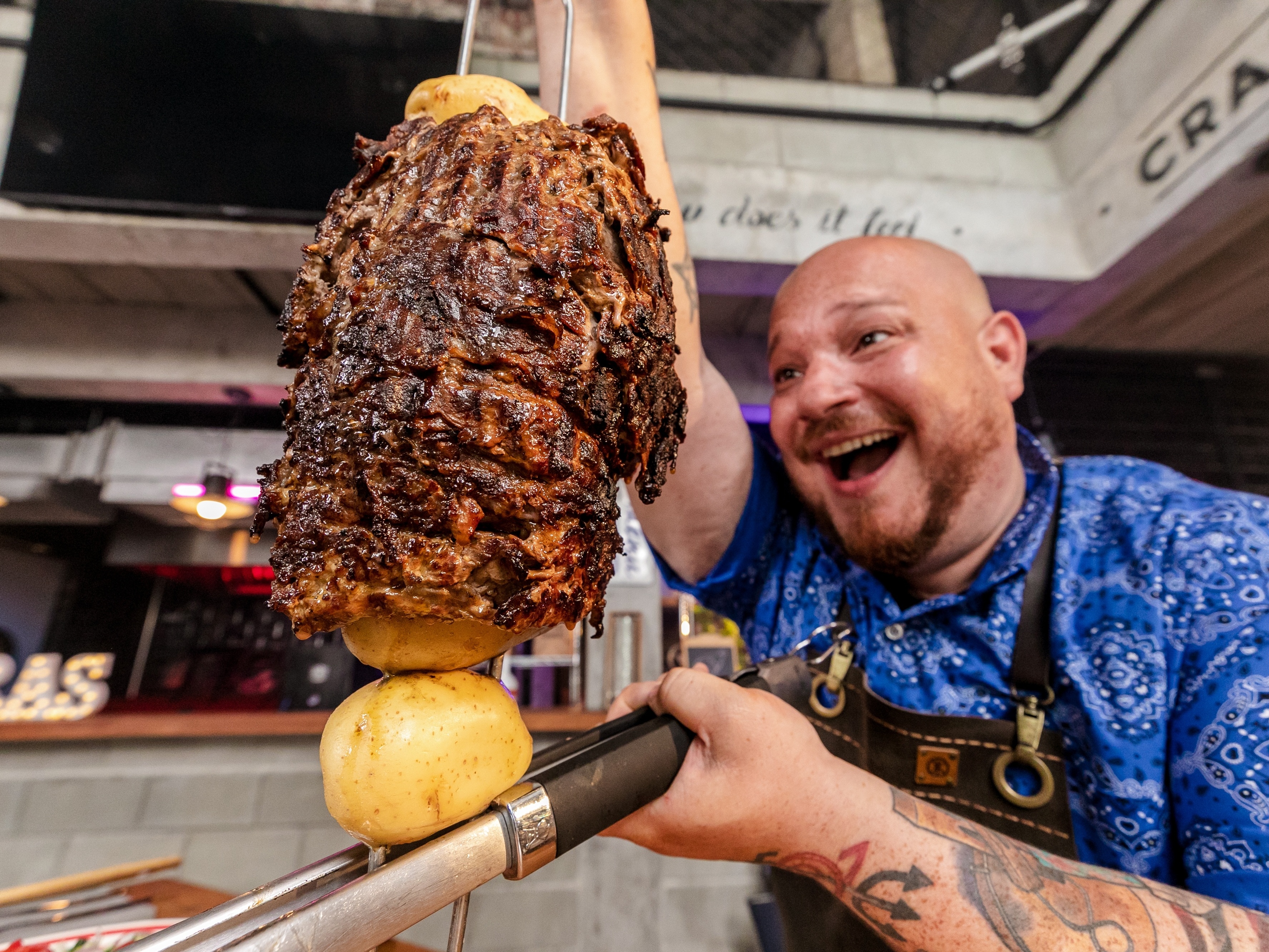 Receitas de espetos: churrasco grego e kafta de linguiça recheada