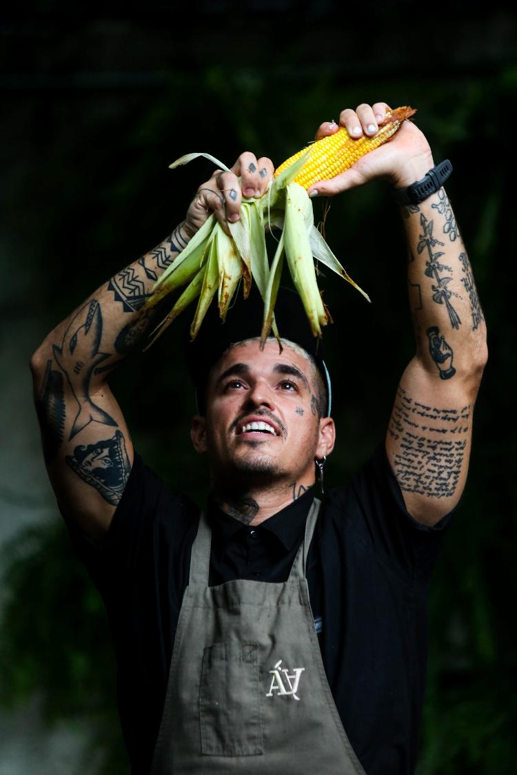 O chef Yuri Machado e o astro-rei das festas juninas do Nordeste: o milho - Ricardo Labastier/ysoke - Ricardo Labastier/UOL