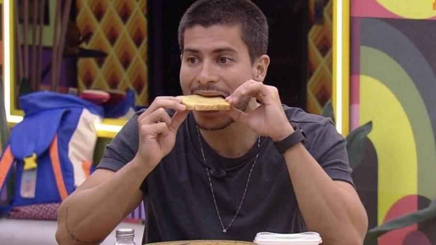 Arthur Aguiar ganhou apelido de 'pãozinho' por sair da 'dieta' no BBB 22