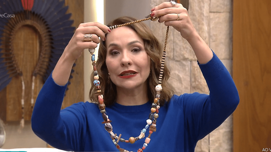 Maria Beltrão mostra o colar de Marília Mendonça que ganhou da mãe da cantora - Reprodução/Globoplay