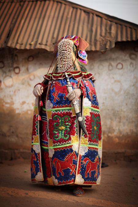 Um espírito egungun em celebração do vodu no Benin