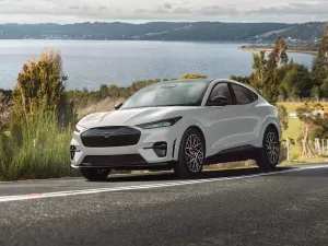 Mustang elétrico ganha potência extra, mas Ford cobra R$ 5 mil para liberar