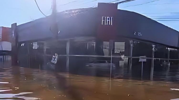 Concessionária Fiat tomada pela água com veículos novos no seu interior no Rio Grande do Sul