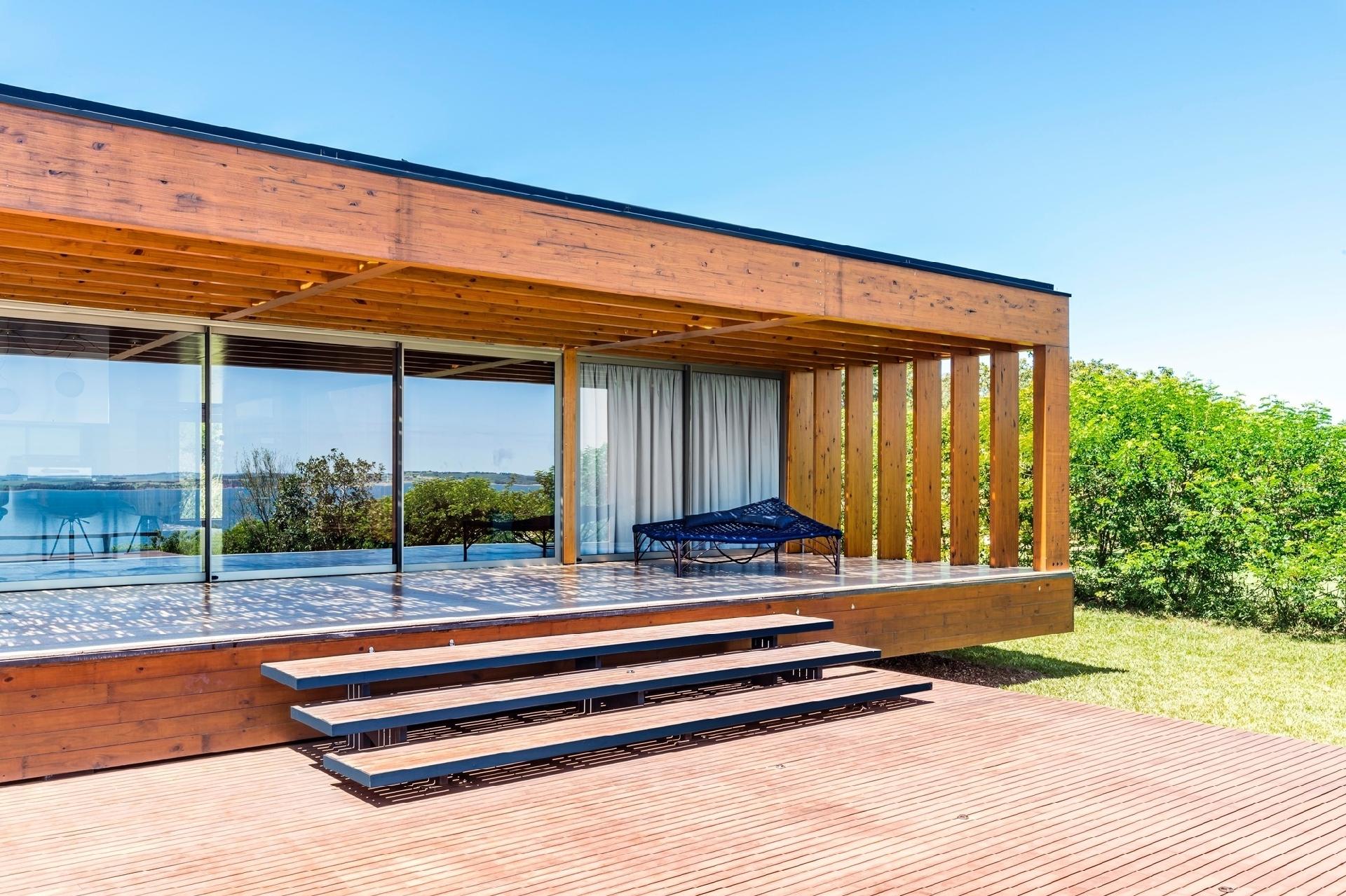 Já na varanda, uma Daybed convida a passar as tardes de domingo despretensiosamente, na companhia de um livro. - Renato Navarro/Divulgação