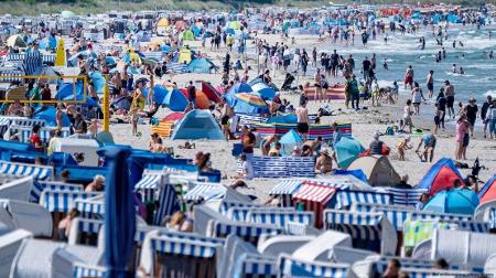 Ilha alemã de Rügen lotada em registro feito em julho deste ano; OMT projeta uma recuperação completa do turismo internacional em 2024, com crescimento de 2% em relação aos níveis pré-pandemia