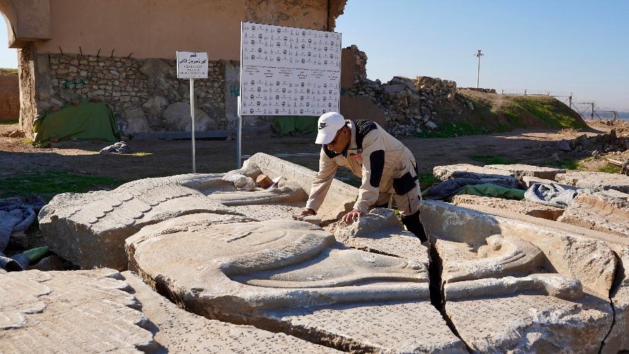 Arqueólogo cataloga artefatos destruídos no sítio arqueológico de Nimrud, ao sul de Mosul