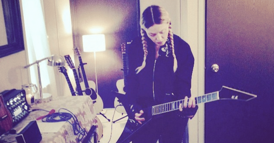 19.jun.2015 - No meio da madrugada, Madonna pega sua guitarra e treina alguns acordes da canção 
