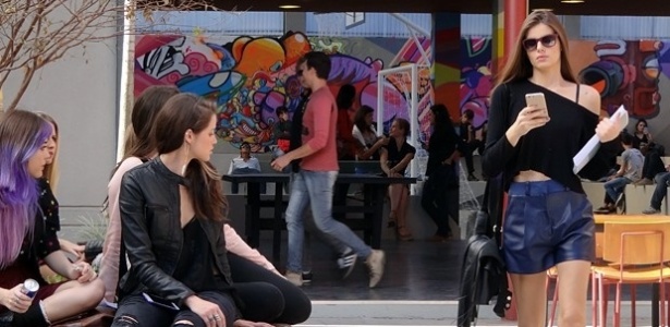 Angel (Camila Queiroz) chega de visual novo na escola e chama a atenção das colegas. Giovanna (Aghata Moreira) fica com inveja e diz que vai acabar com a graça da modelo 
