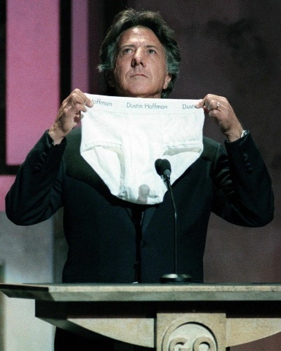 O mundo já viu ele de cuecas no clássico "A Primeira Noite de um Homem" (1967), mas hoje ele é um senhor "de respeito". Nesta cerimônia, em 1999, ele levou a cueca no bolso para entregar um prêmio à grife Calvin Klein - note o nome de Hoffman bordado no elástico