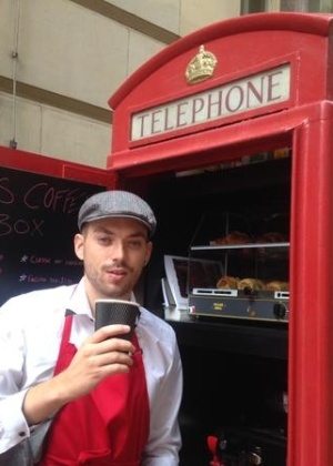 Britânico abriu loja em cabine telefônica fora de uso - Reprodução/Twitter