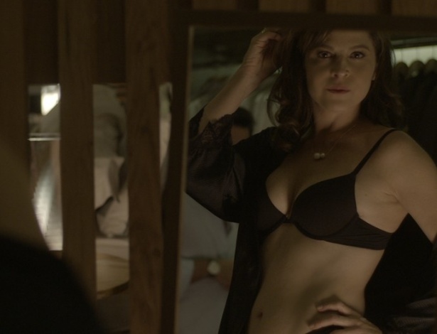 Em "Verdades Secretas", Carolina coloca lingerie para seduzir Alex