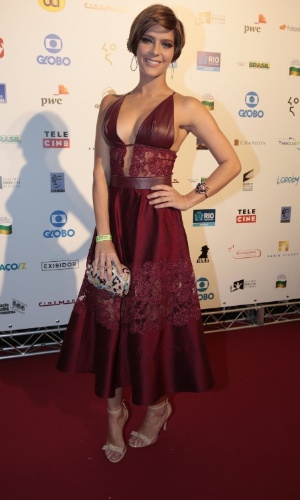 1.set.2015- Isabella Santoni aposta no decotão para conferir premiação de cinema no Rio de Janeiro