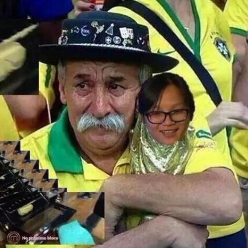 Símbolo da derrota do Brasil na Copa de 2014, senhor com lágrimas nos olhos aparece segurando a taça do Mundial com o rosto de Jiang