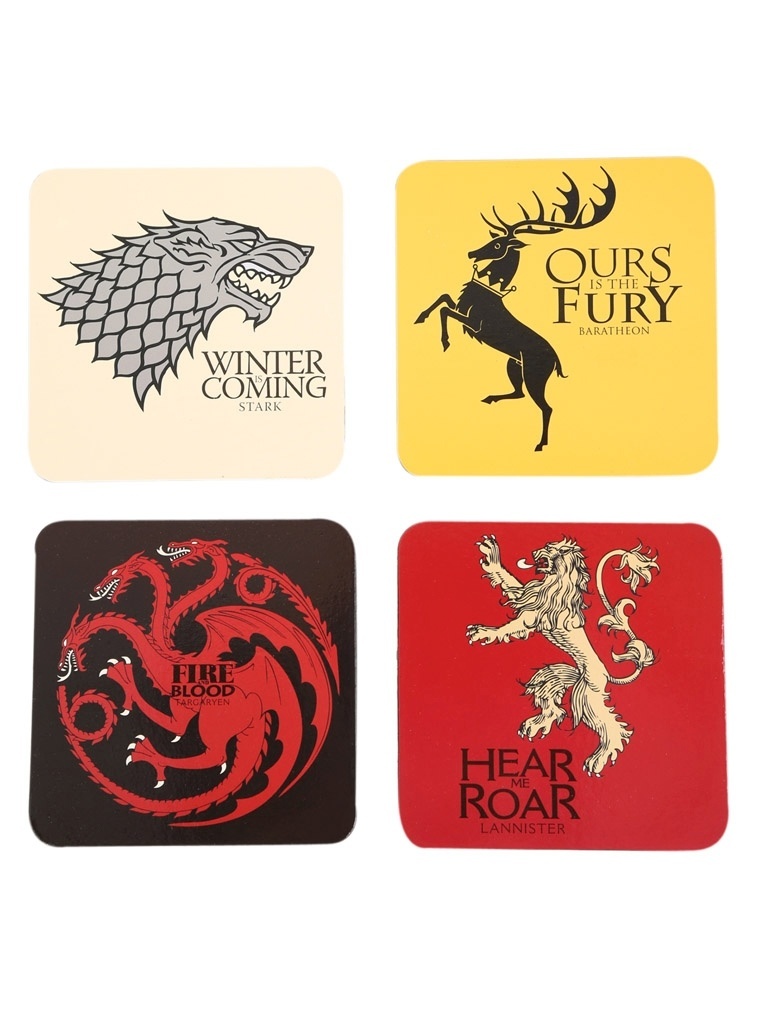 Fabricado em papelão, o conjunto de porta-copos Game of Thrones possui estampa com os brasões das famílias universo de Westeros. O kit conta com quatro peças, medindo 10 cm x 10 cm cada, e está à venda na All Posters (www.allposters.com.br) por R$ 42,99 (+ frete) - Divulgação