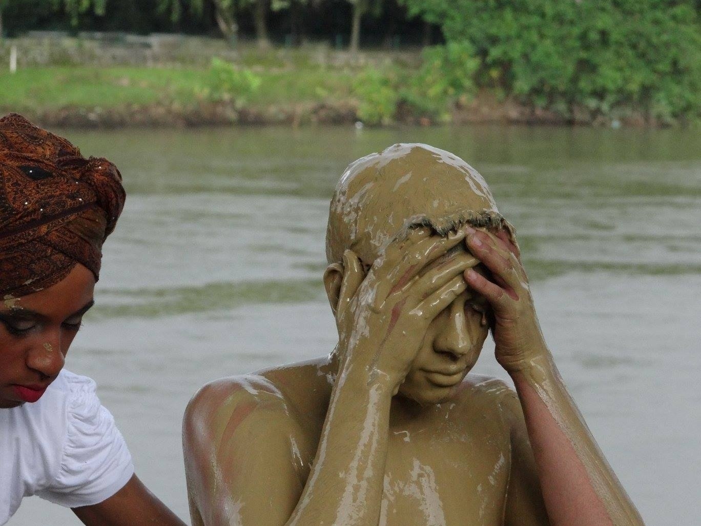 28.dez.2015 - Um grupo de atores de Barra Mansa (RJ) homenageou no rio Paraíba do Sul as vítimas da lama que vazou de uma barragem em Mariana (MG) - Cleston Teixeira/Divulgação