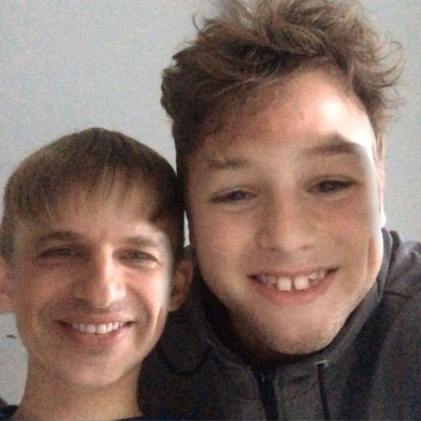 1.mar.2016 - "Em nome do pai, do filho... Oremos para essa nova invenção", brinca o ator Cássio Reis - Reprodução/Instagram/cassioreis