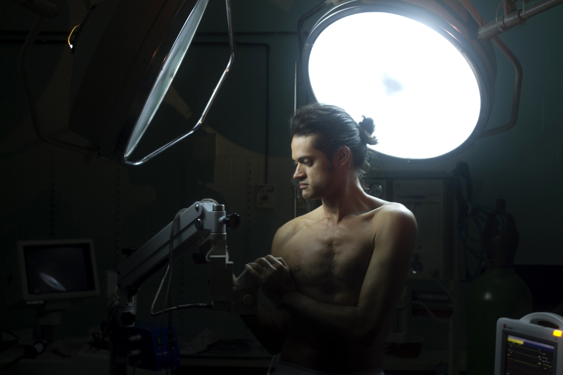 Em "Mamãe", o ator Álamo Facó mostra sua jornada emocional após o diagnóstico de um tumor cerebral da arquiteta Marpe Facó - Divulgação/Julio Andrade