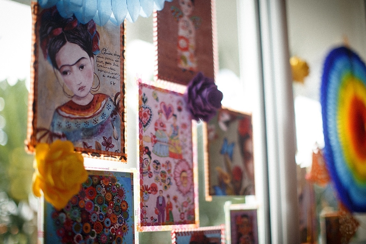Gravuras coloridas e imagens de Frida Kahlo ajudaram a decorar esta festa de um ano inspirada na pintora mexicana. Elas foram alugadas na Fétes (www.fetes.com.br) - Ilana Lichtenstein/Divulgação