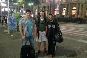 Da esquerda para a direita, Murilo Mininel, 25, Helder Barbosa, 25, e Matheus Lima, 20, que vieram de Tatuí, no interior de SP, para "tentar a sorte" nos palcos da Virada - Renata Nogueira/UOL
