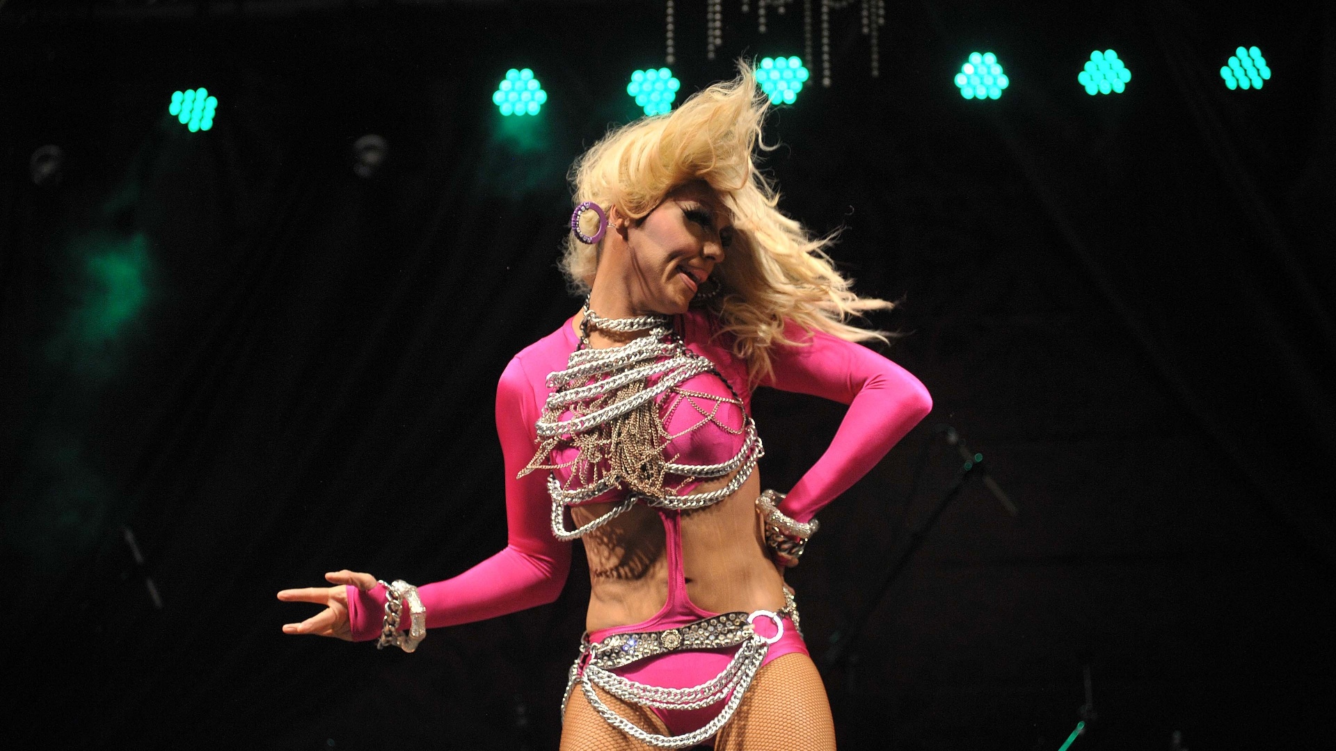 21.mai.2016 - Participantes do concurso Rainha da Virada precisam dublar músicas nacionais de artistas como Gaby Amarantos, SNZ e Marina Lima - Reinaldo Canato/UOL