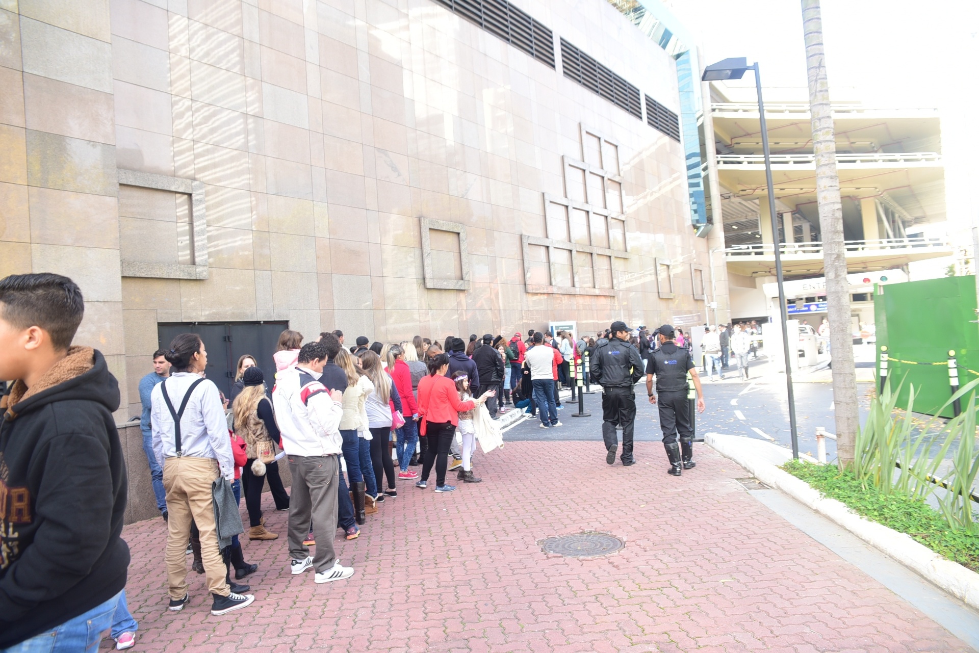 26.jun.2016 - Uma multidão esperou em uma fila que atingiu a área externa de um shopping na zona sul de São Paulo para conseguir um autógrafo da atriz e cantora Larissa Manoela, famosa por seu papel de Maria Joaquina na novela e no filme "Carrossel" - Leo Franco/AgNews