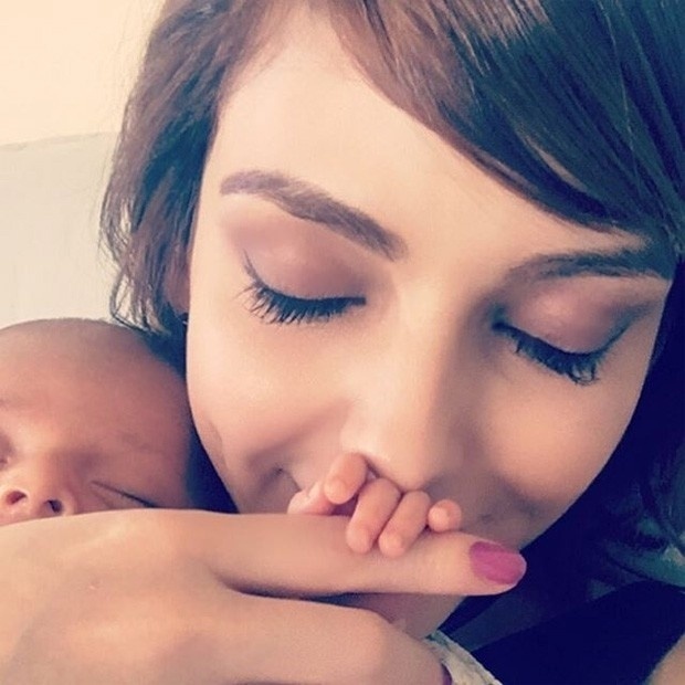 12.jul.2016- A apresentadora Titi Müller já assumiu que é um tia coruja. Nesta terça-feira (12), ela provou que não desgruda mesmo do seu primeiro sobrinho, Martin, de 2 meses. "Amor da tia", escreveu ela na legenda de uma foto com o bebê nos braços e dando um cheirinho na mãozinha. O menino é filho da atriz Tainá Müller com o diretor de novelas Henrique Sauer - Reprodução/Instagram/@titimuller_