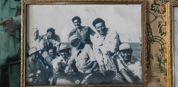 Quadro traz foto Hemingway em meio a pescadores do povoado peruano  - Cris Bouroncle/AFP - Cris Bouroncle/AFP