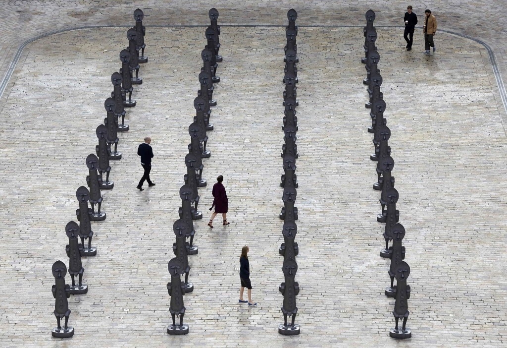 4.out.2016 - Instalação "Negro e Azul: O Homem Invisível e a Máscara da Negritude", do artista Zak Ove, no pátio de um antigo palácio real de Londres - AFP