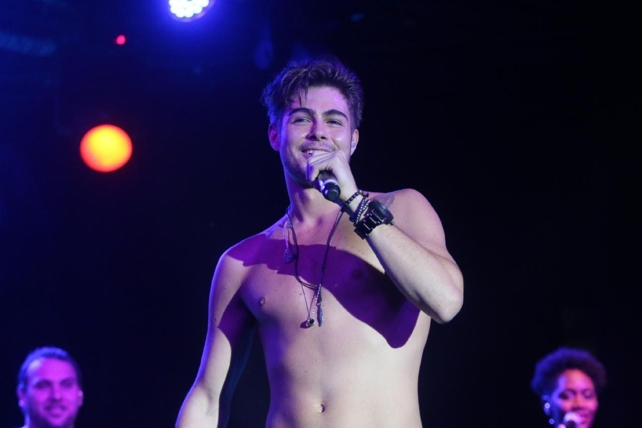 31.out.2016 - Na noite desta segunda-feira, Rafael Vitti mostrou seu talento musical na festa de lançamento da novela "Rock Story" que aconteceu no Teatro Rival, no centro do Rio de Janeiro. Na nova trama, o ator viverá o músico Léo Régis - AgNews