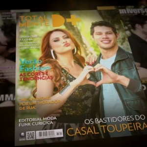 Em "Haja Coração", Leonora e Adônis foram capa da revista "Totalmente D+" - Reprodução/TV Globo - Reprodução/TV Globo