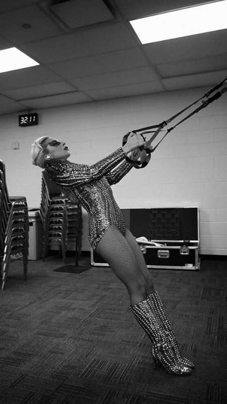 Toda maquiada e arrumada, a cantora Lady Gaga fez alguns exercícios no TRX antes de entrar no palco do Super Bowl - Reprodução/Instagram