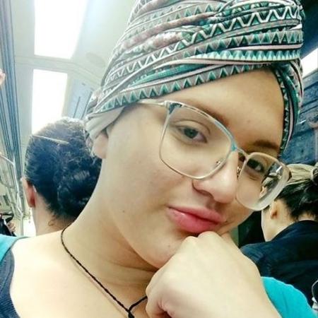 Thauane Cordeiro, que foi diagnosticada com leucemia, usa turbante para disfarçar a perda de cabelo - Reprodução/Facebook