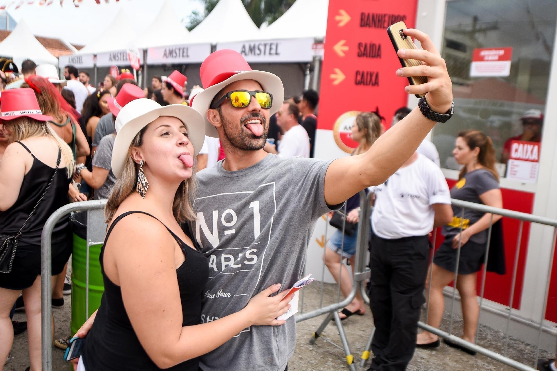 Língua de fora e pose para a selfie: público se diverte em Pinheiros - Flavio Moraes/UOL