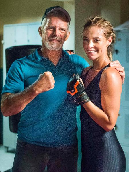 Jeiza (Paolla Oliveira) e Allan (Raul Gazolla) nos bastidores de "A Força do Querer" - Crédito César Alves/TV Globo - Crédito César Alves/TV Globo