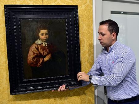 Funcionário da galeria Abalarte manuseia quadro de Diego Velázquez - Gerard Julien/AFP Photo
