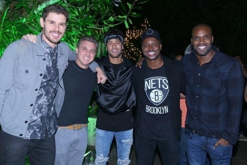 "Capita" como é chamado pelos amigos, Bruninho fez questão de tirar fotos com seus parceiros inseparáveis: Luciano Huck, Neymar, Thiaguinho e Rafael Zulu - AgNews/Anderson Borde