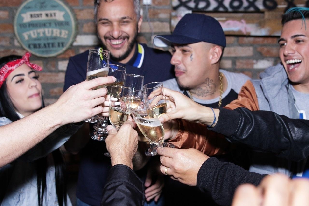 RW brinda acordo da produtora com a Warner Music - Divulgação