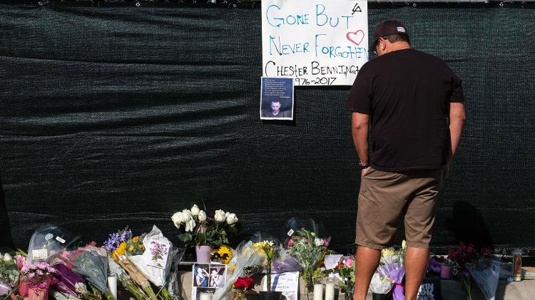 Fã faz oração na frente da residência de Chester Bennington; vocalista do Linkin Park foi encontrado morto em seu quarto na quinta-feira (20) - Xinhua/Zhao Hanrong - Xinhua/Zhao Hanrong