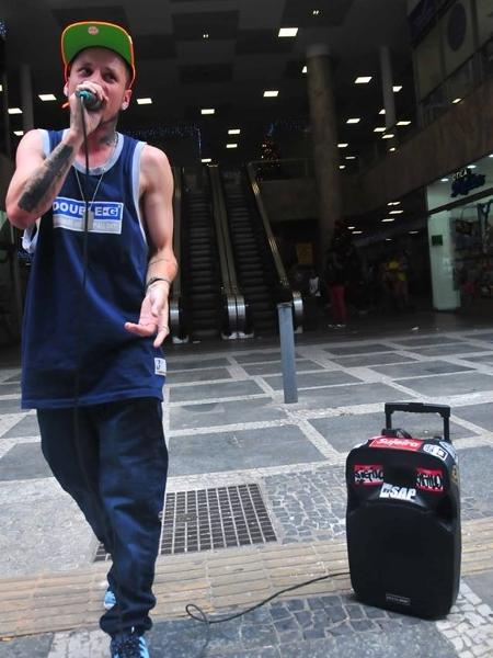 Rafael Teixeira se apresenta no centro de SP - Reprodução/Facebook - Reprodução/Facebook