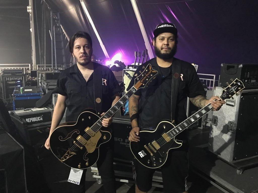 Douglas e Bruno, roadies da banda República, afinam os instrumentos antes do show - Felipe Branco Cruz/UOL