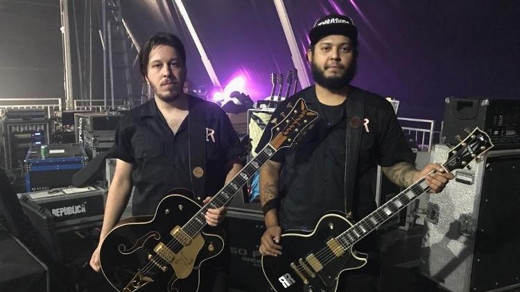 Douglas e Bruno, roadies da banda República, afinam os instrumentos antes do show - Felipe Branco Cruz/UOL - Felipe Branco Cruz/UOL