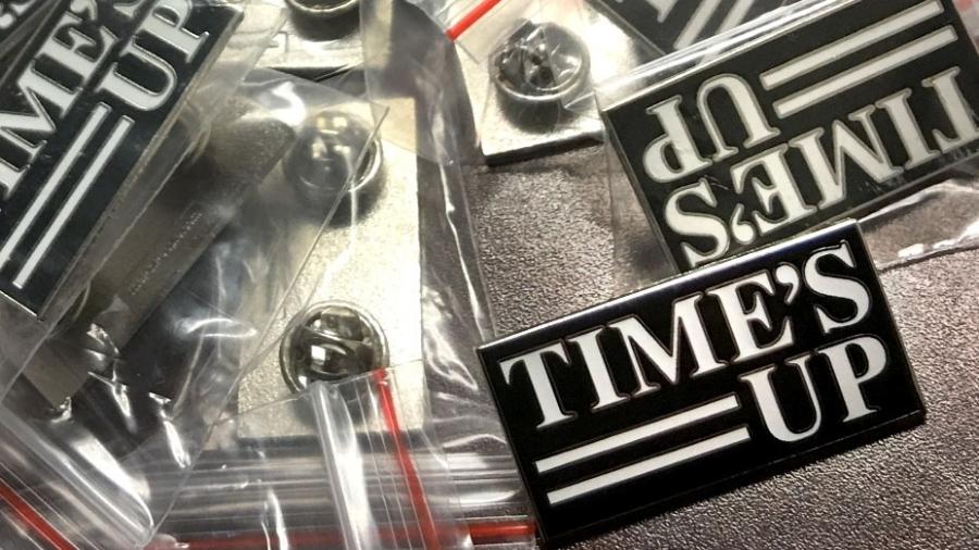O pin da campanha Time"s Up se tornará símbolo da manifestação das atrizes contra o assédio  - Divulgação