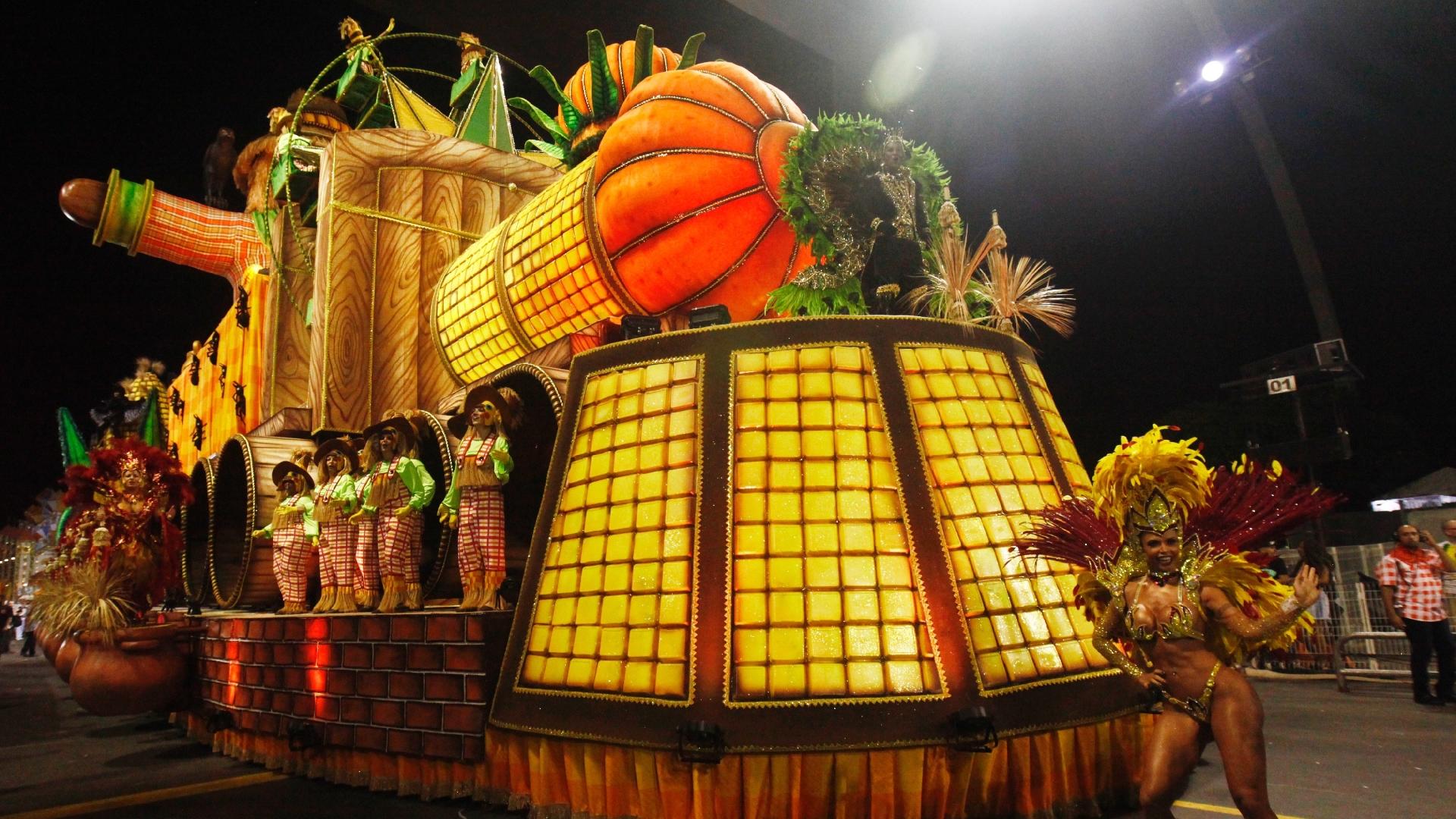 Desfile Dragões da Real no Carnaval 2018 - Ricardo Matsukawa/UOL