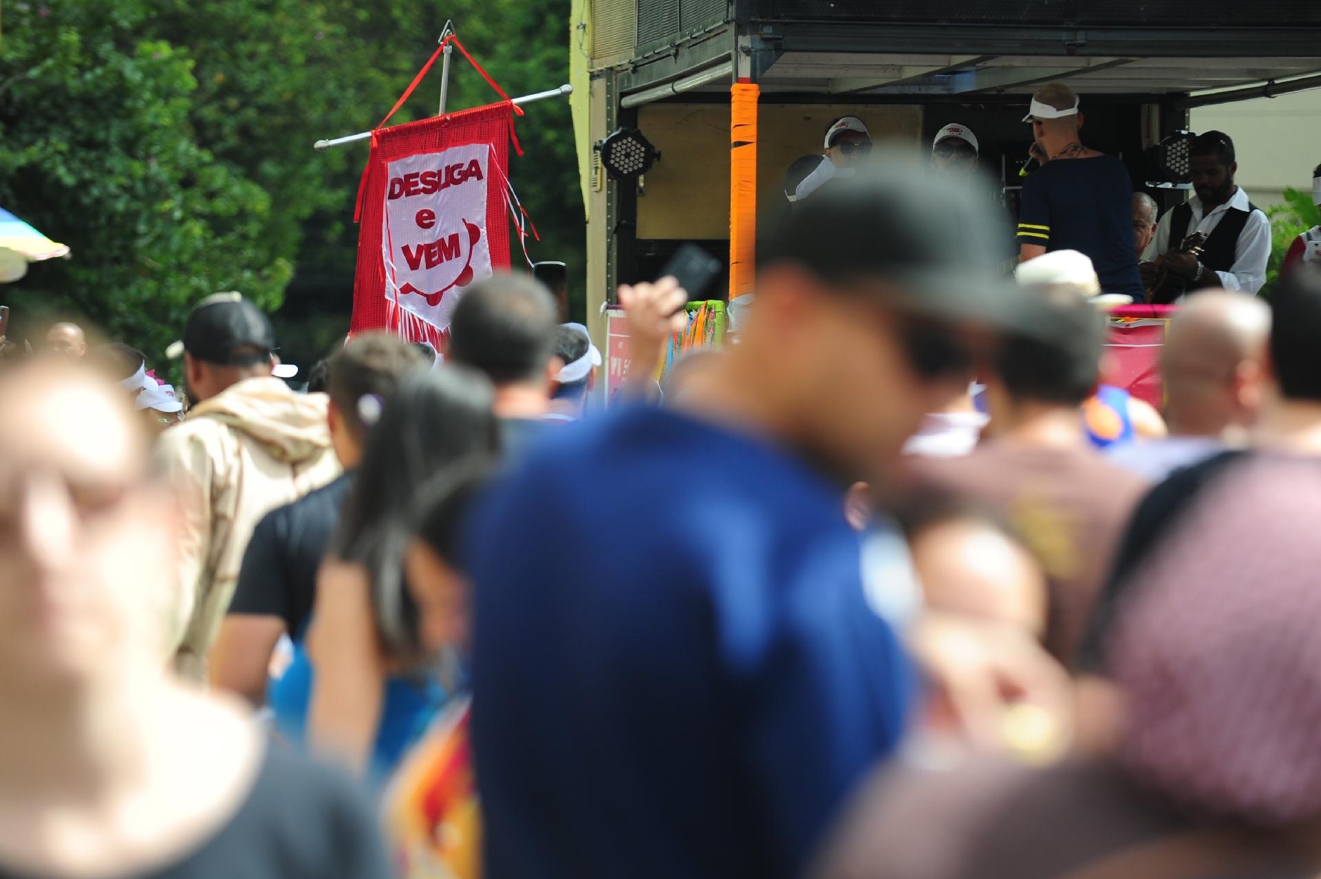 Bloco Desliga e Vem leva o pagode dos anos 1990 às ruas do bairro de Pinheiros, em São Paulo, neste sábado (17) - Junior Lago/UOL