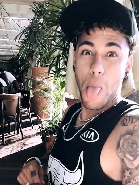 Neymar mostra a língua a pedido de Bruna - Reprodução Instagram Bruna Marquezine