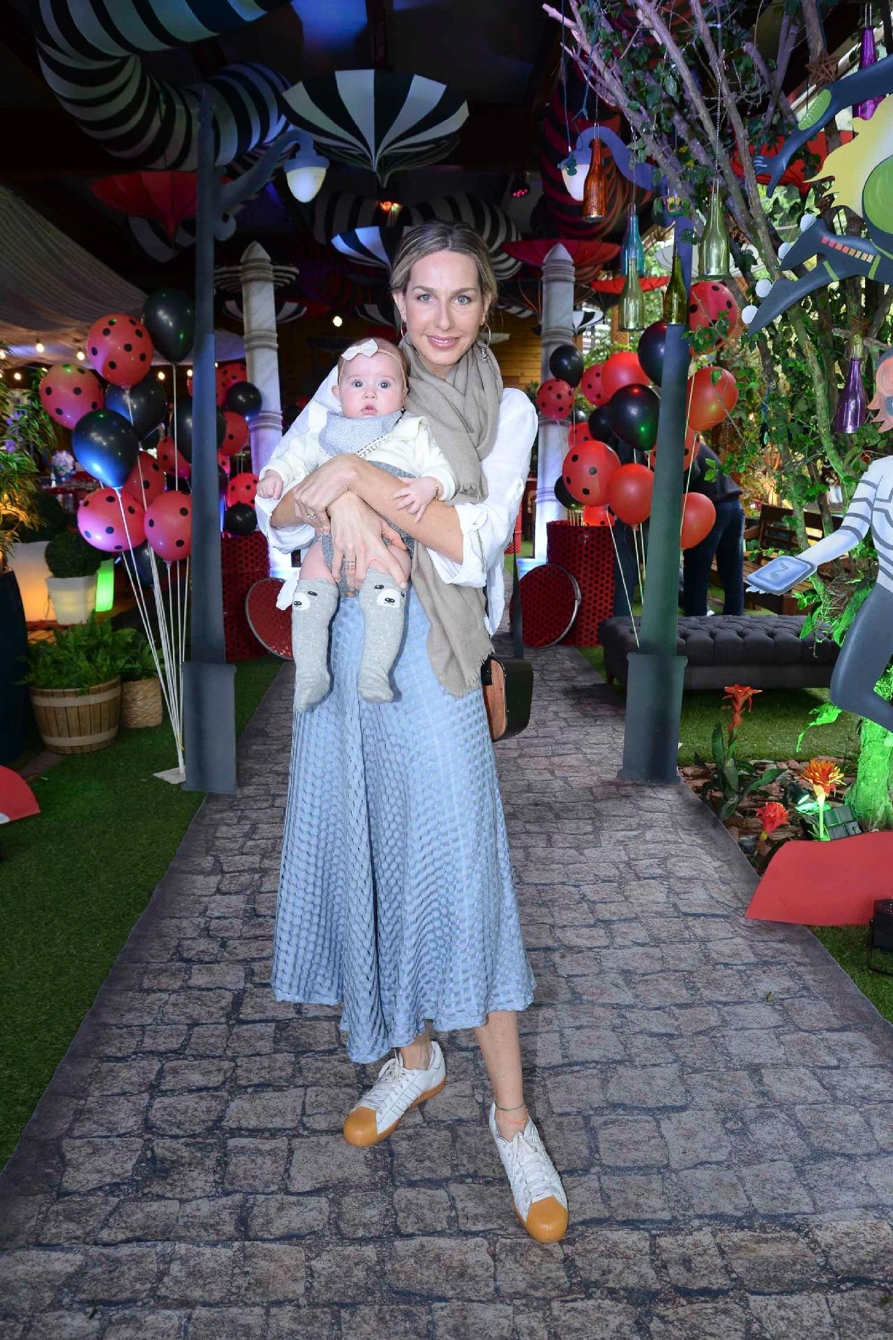 Mariana Weickert e a pequena Theresa foram dar os parabéns à Titi - Felipe Panfili/Divulgação