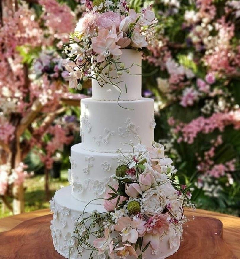 Bolo do casamento de Camila Queiroz e Klebber Toledo foi decorado com flores rosas - Reprodução/Instagram