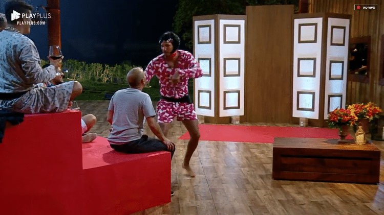 João imita Gabi Prado - Reprodução/PlayPlus - Reprodução/PlayPlus